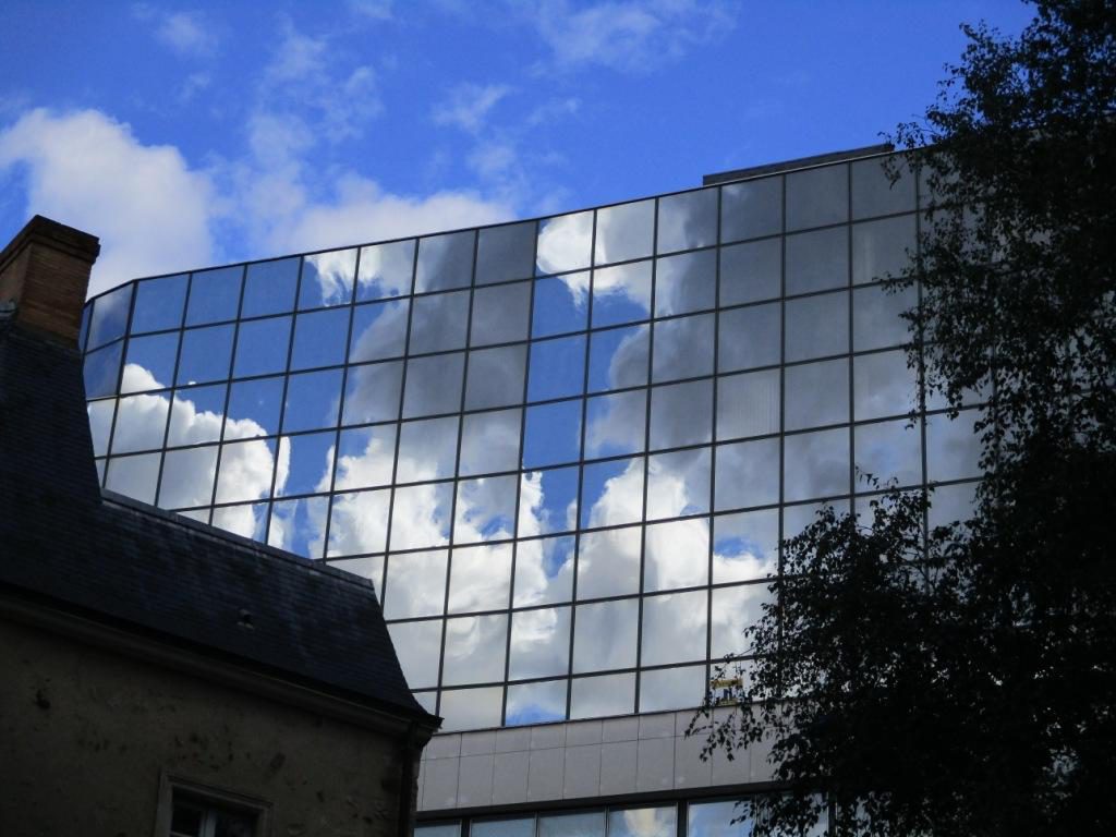 Refelets nuages dans paroi de fenêtres