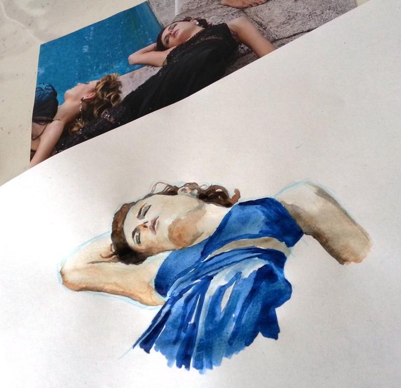 Jeune femme allongée en robe bleue